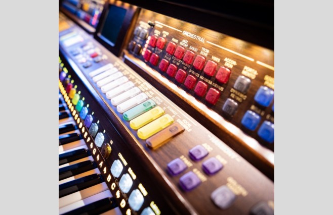 Used Lowrey Holiday Classic Organ All Inclusive Top Grade Package (SN:00A300 609E9 50653) - Image 8